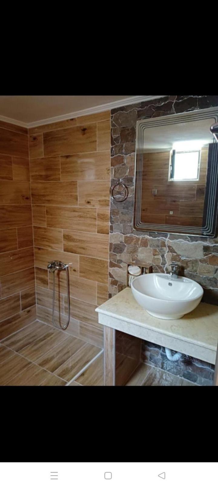2 * Nea Makri